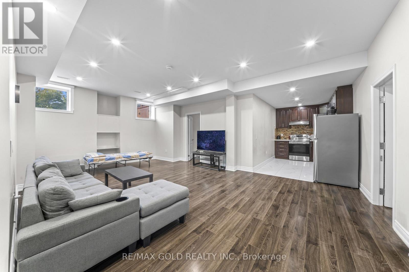 26 SPAIN CRESCENT - 31