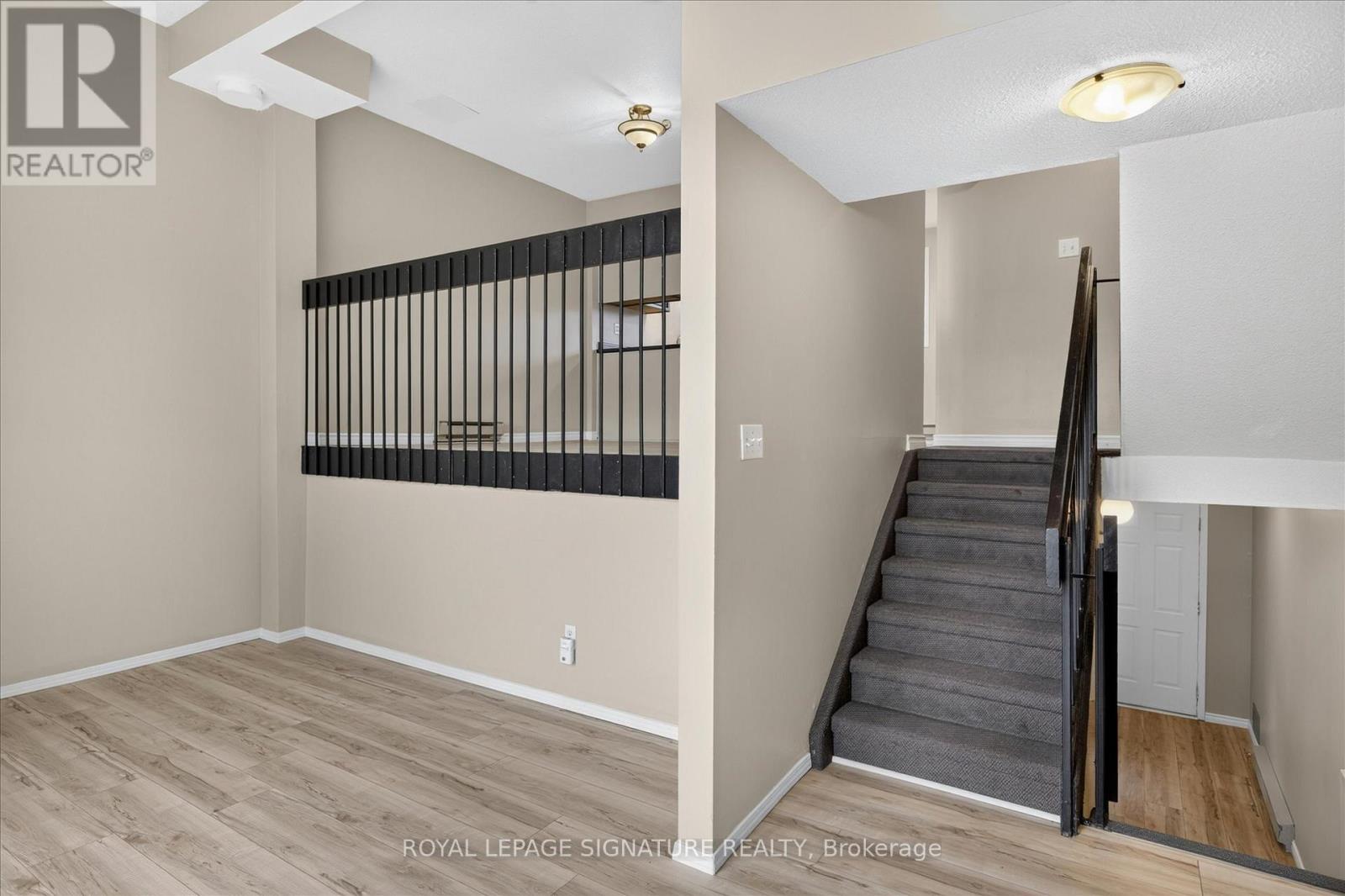 #36 30 CHAMPLAIN CRESCENT - 13