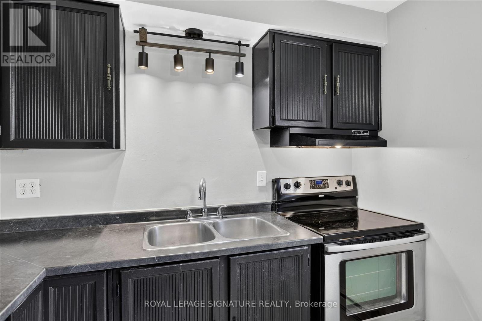 #36 30 CHAMPLAIN CRESCENT - 19