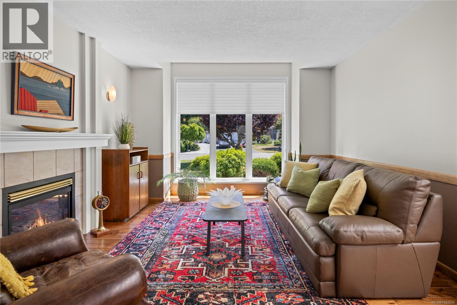 696 Redwood Dr - 3