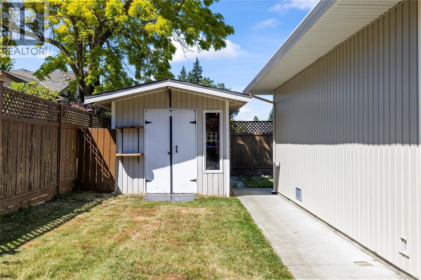 696 Redwood Dr - 35
