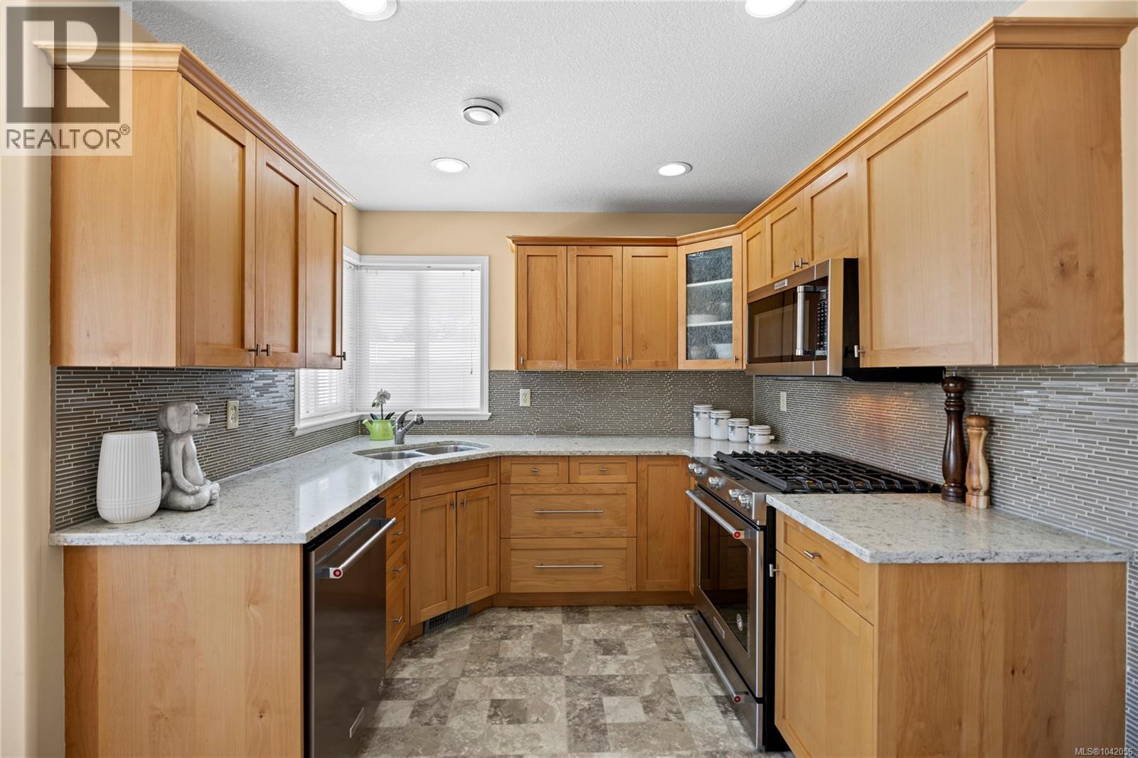 696 Redwood Dr - 5