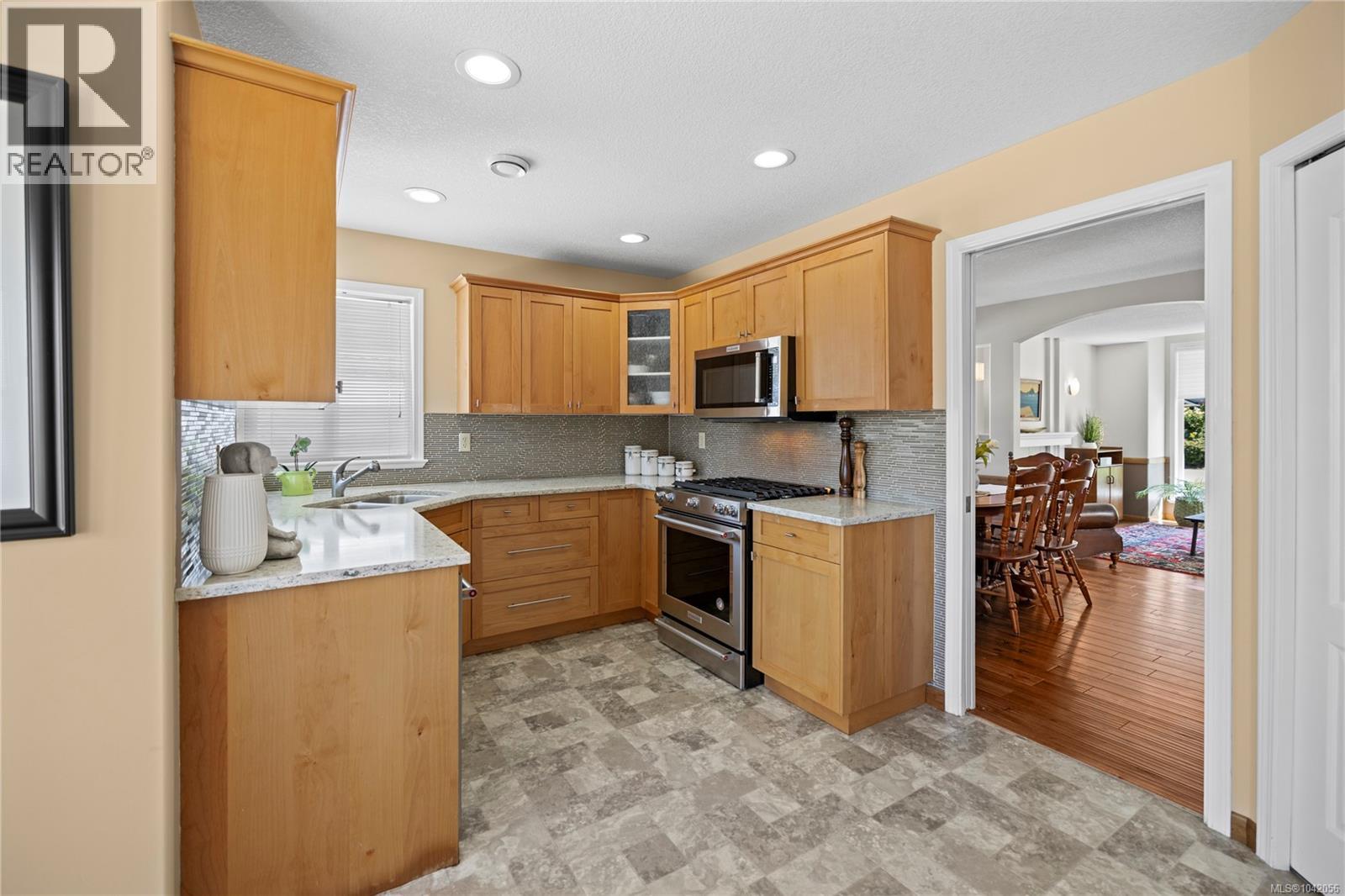 696 Redwood Dr - 6