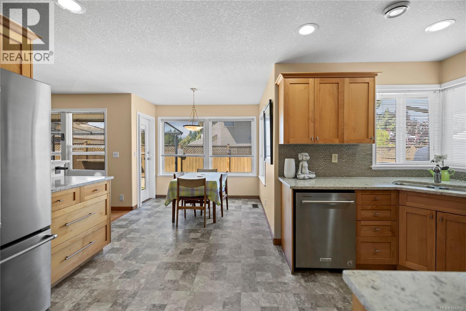 696 Redwood Dr - 7