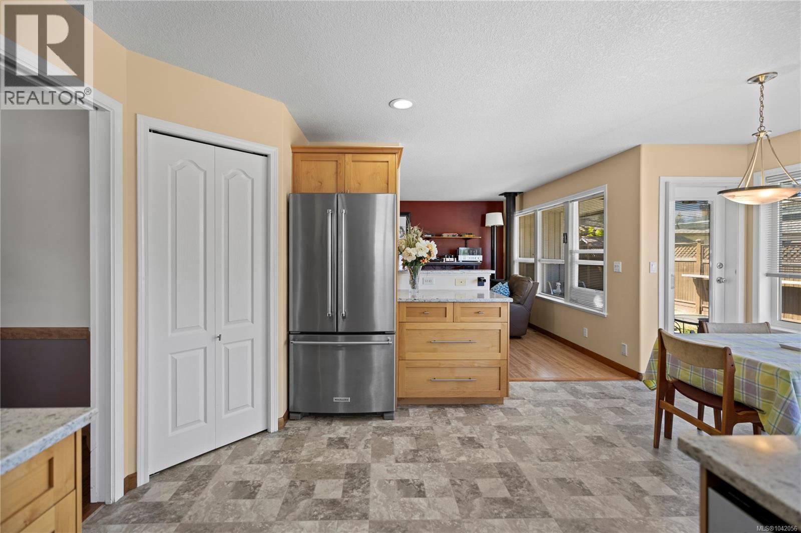 696 Redwood Dr - 8