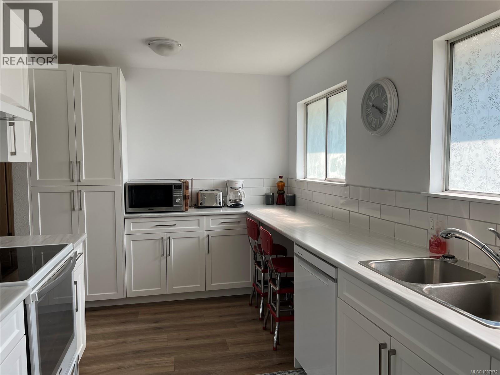 537 Maquinna Dr N - 4