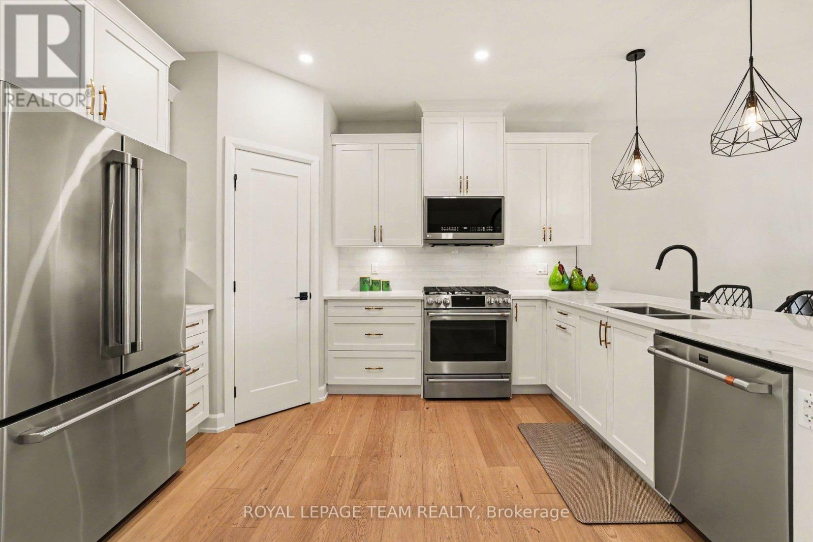 7A KING STREET N - 11