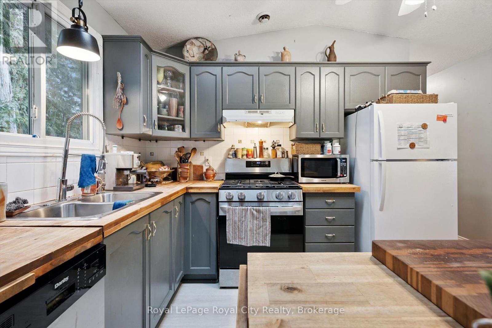 10 SPRUCE AVENUE - 16