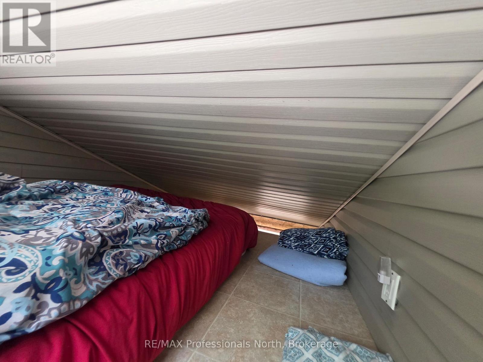 737 HILL AND GULLY ROAD - 33