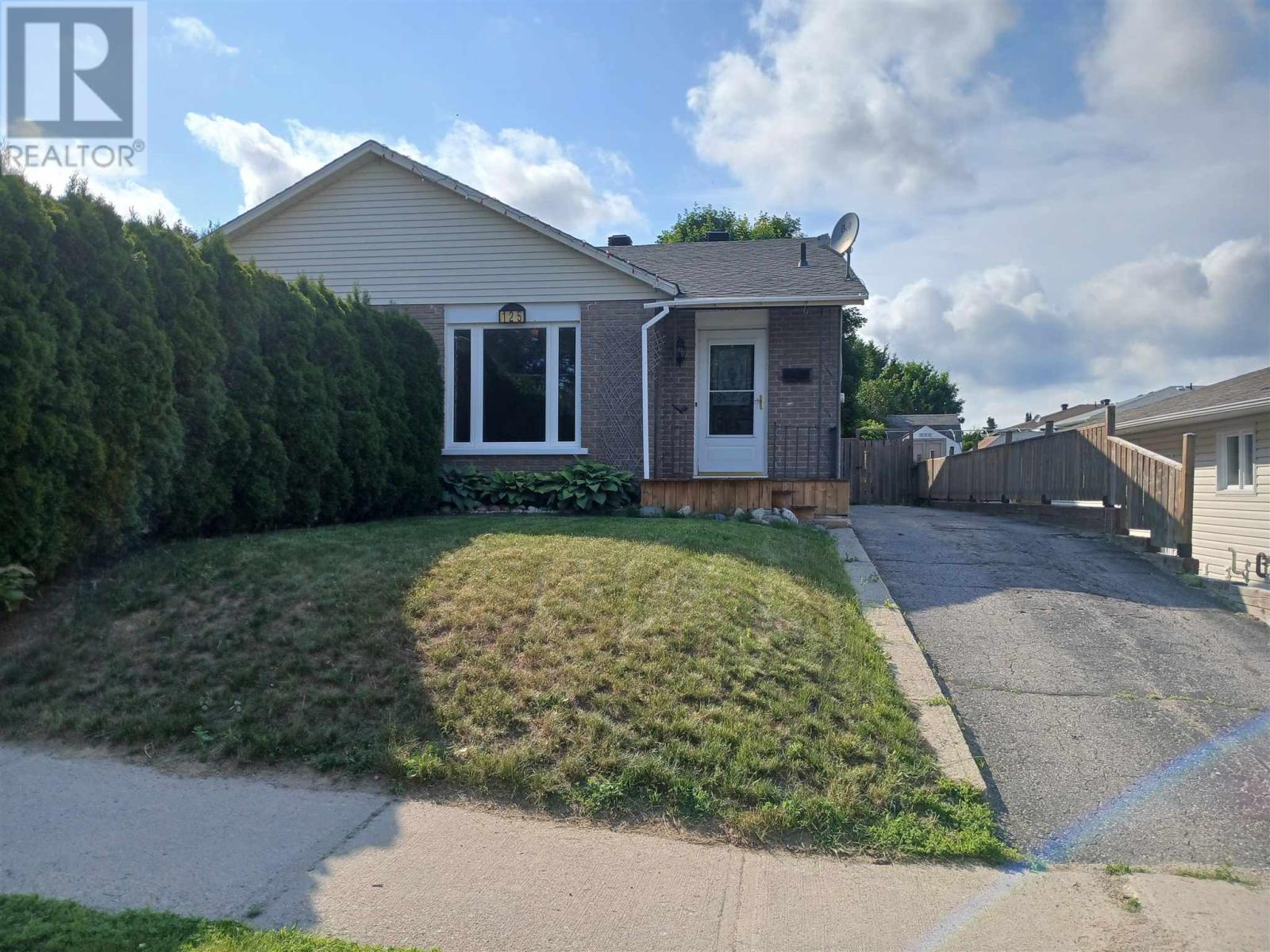 125 Laurier RD - 2
