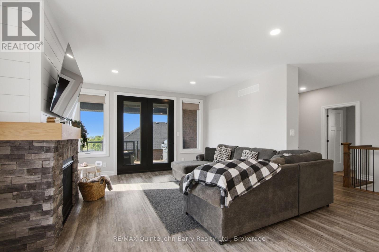 8 TACKABERRY DRIVE - 12