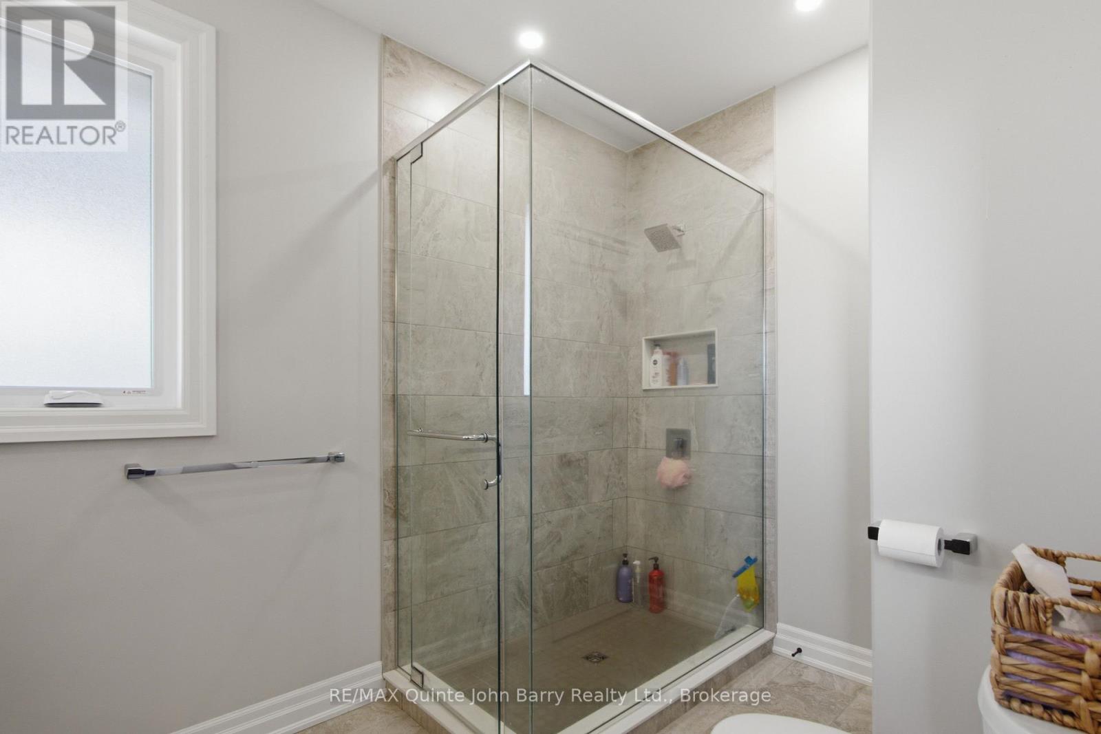 8 TACKABERRY DRIVE - 18
