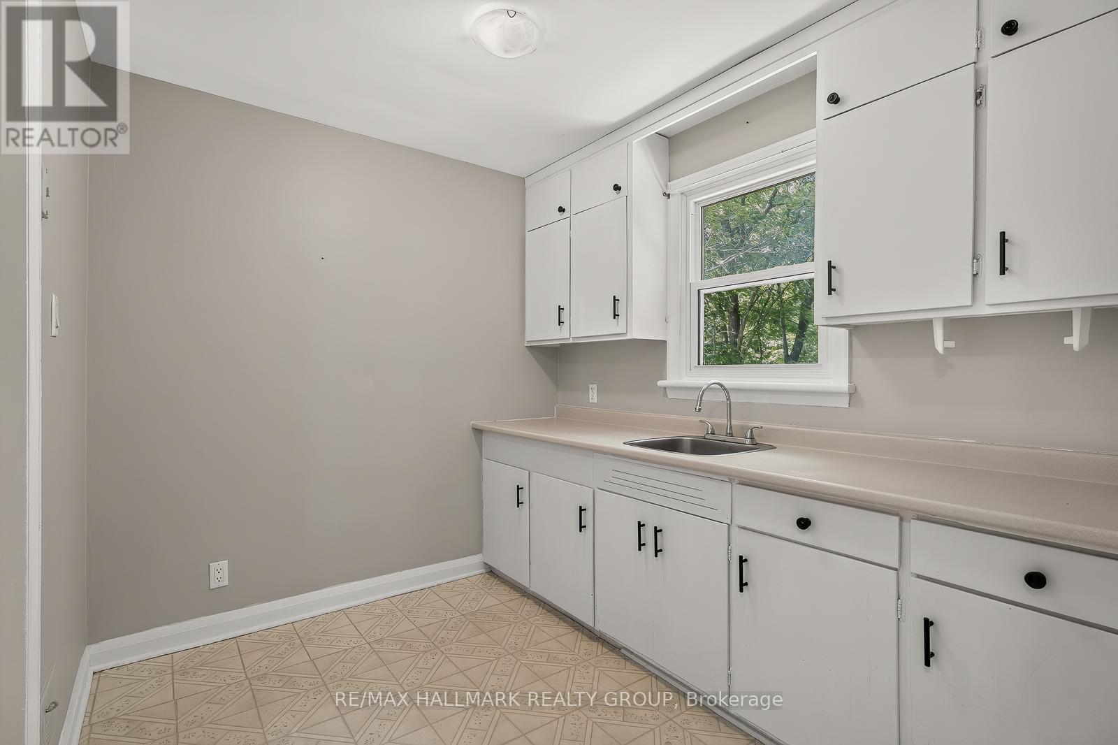 3 Bed, 2 Bath House for Rent in Ottawa – 427 PLEASANT PARK ROAD, Ottawa – MLS# X13519696 - Image 16