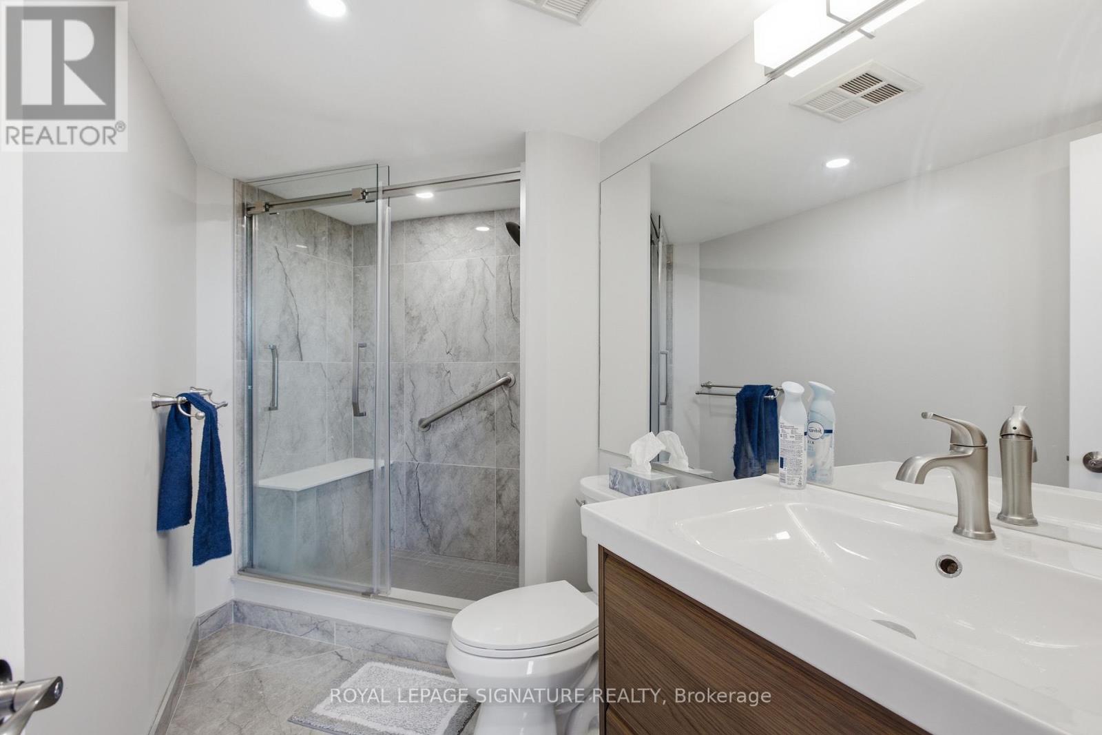 #301 7 CONCORDE PLACE - 8