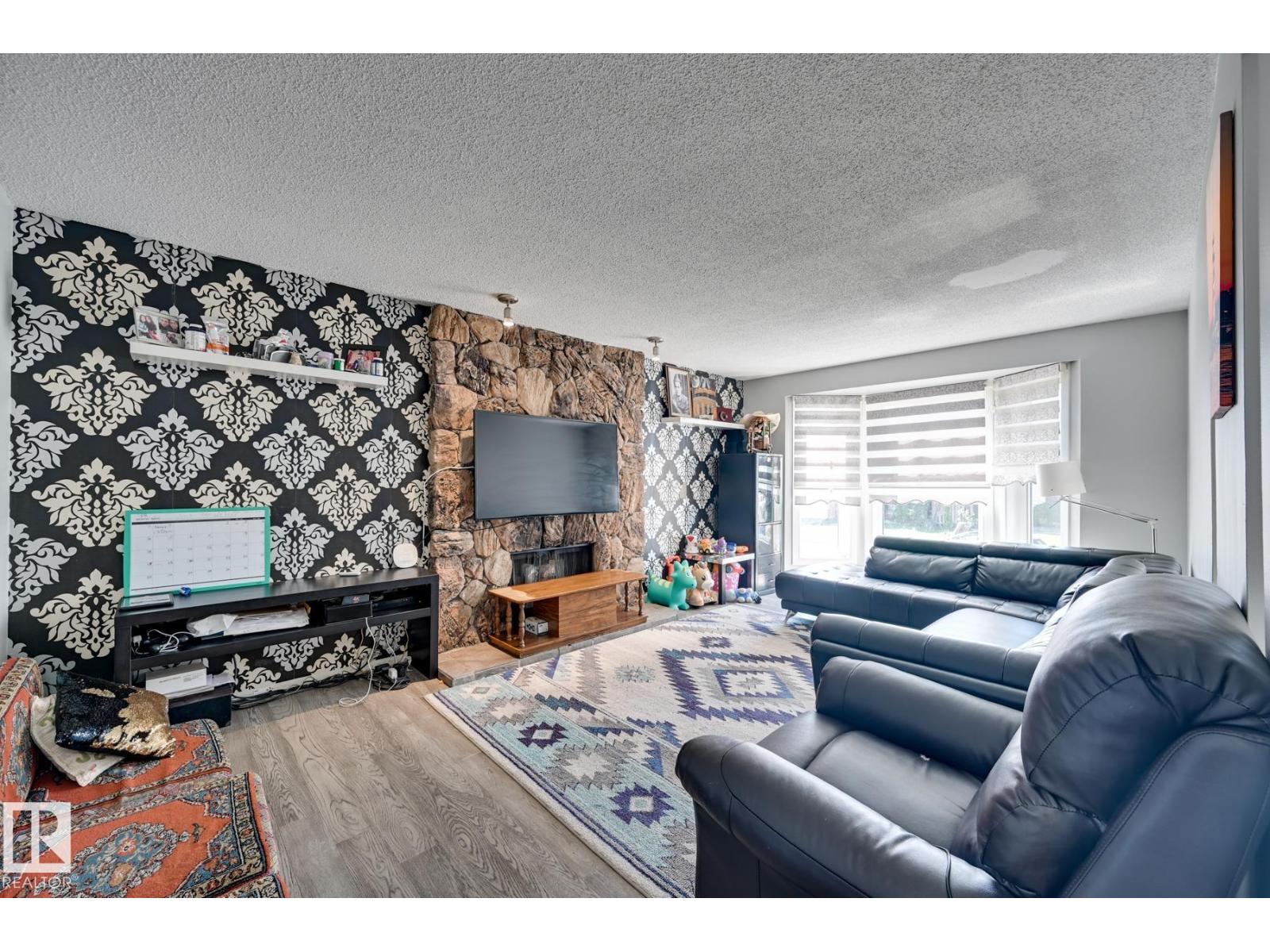 4628 37 AV NW - 12