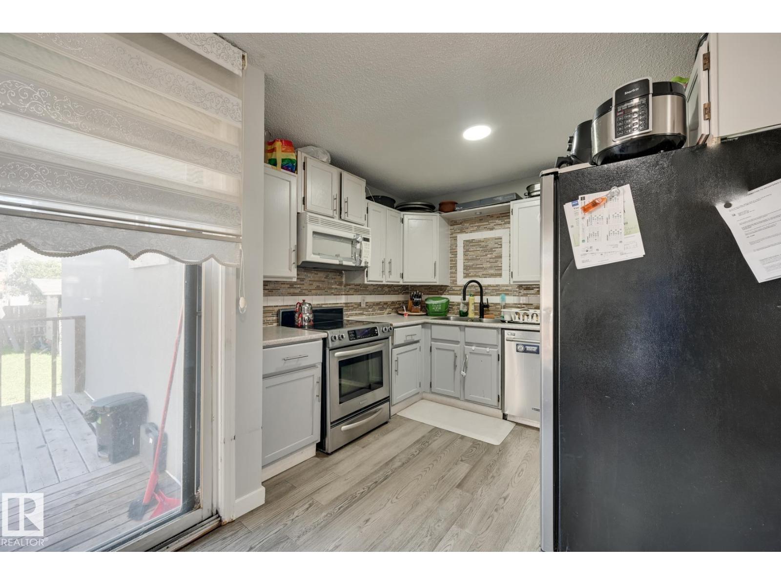 4628 37 AV NW - 16