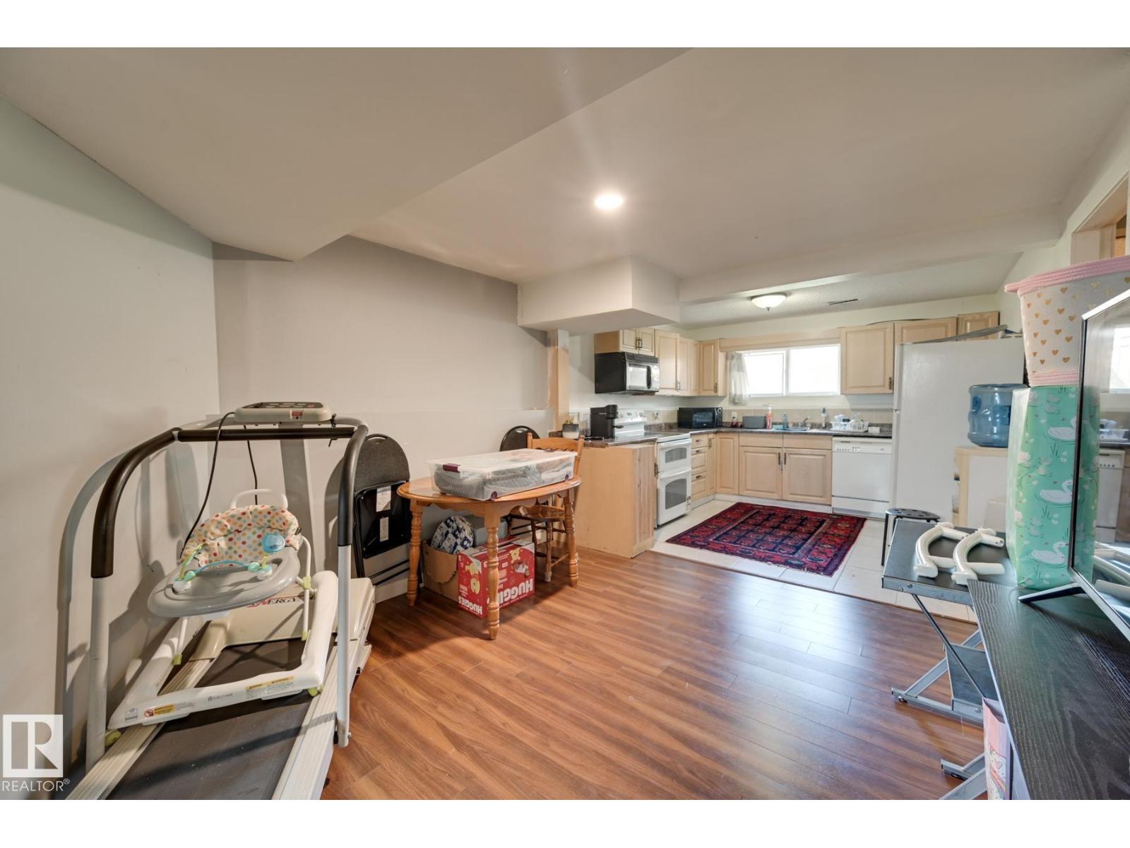 4628 37 AV NW - 18