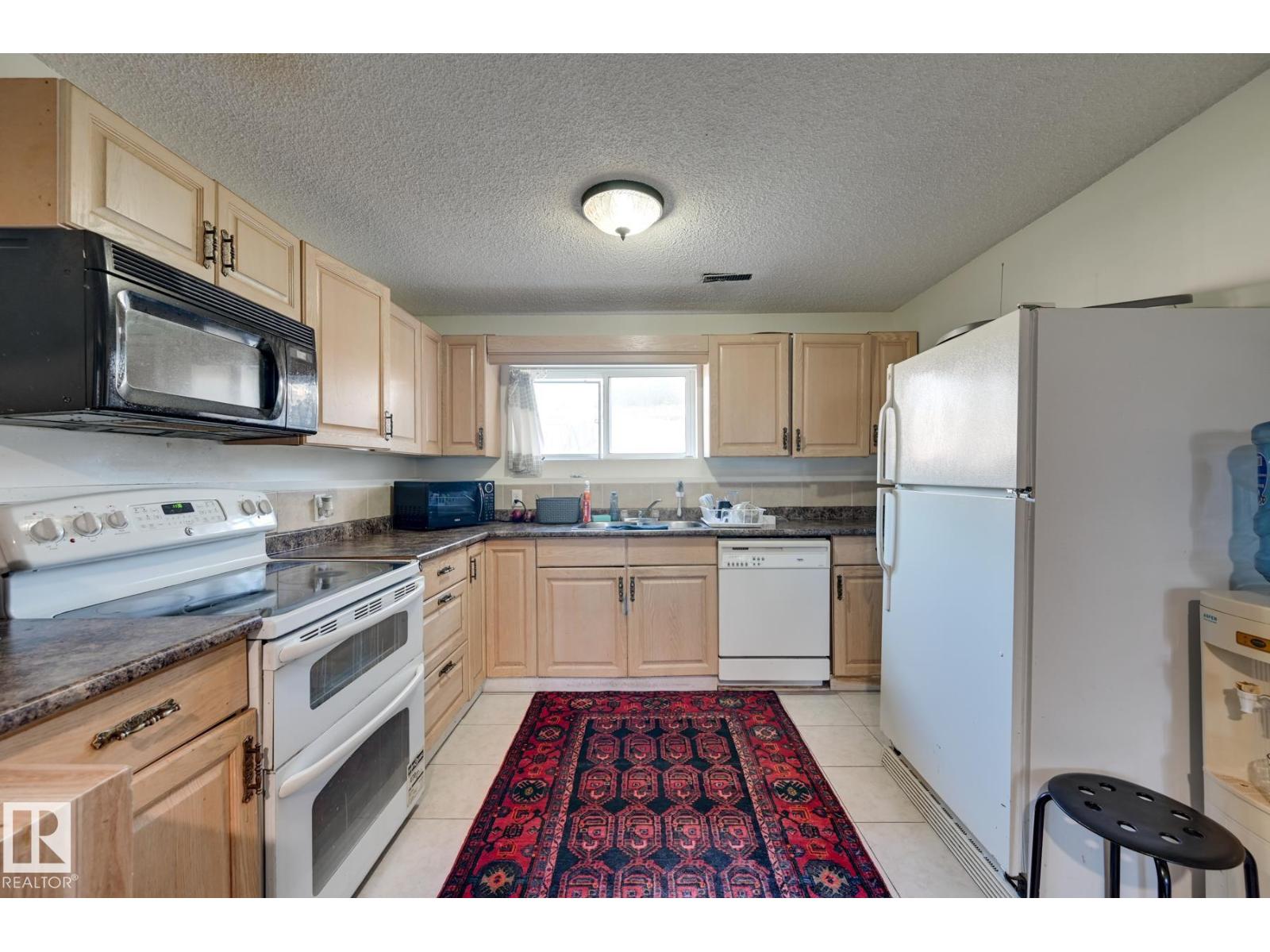 4628 37 AV NW - 19