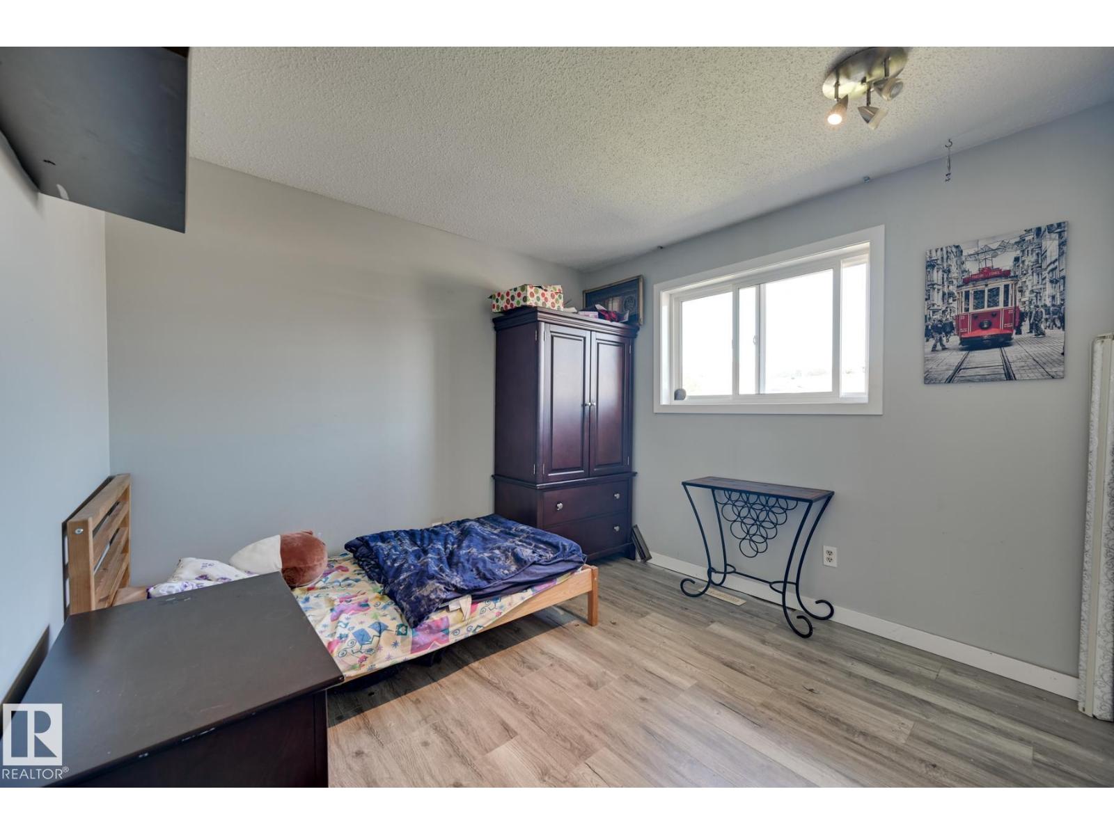 4628 37 AV NW - 24