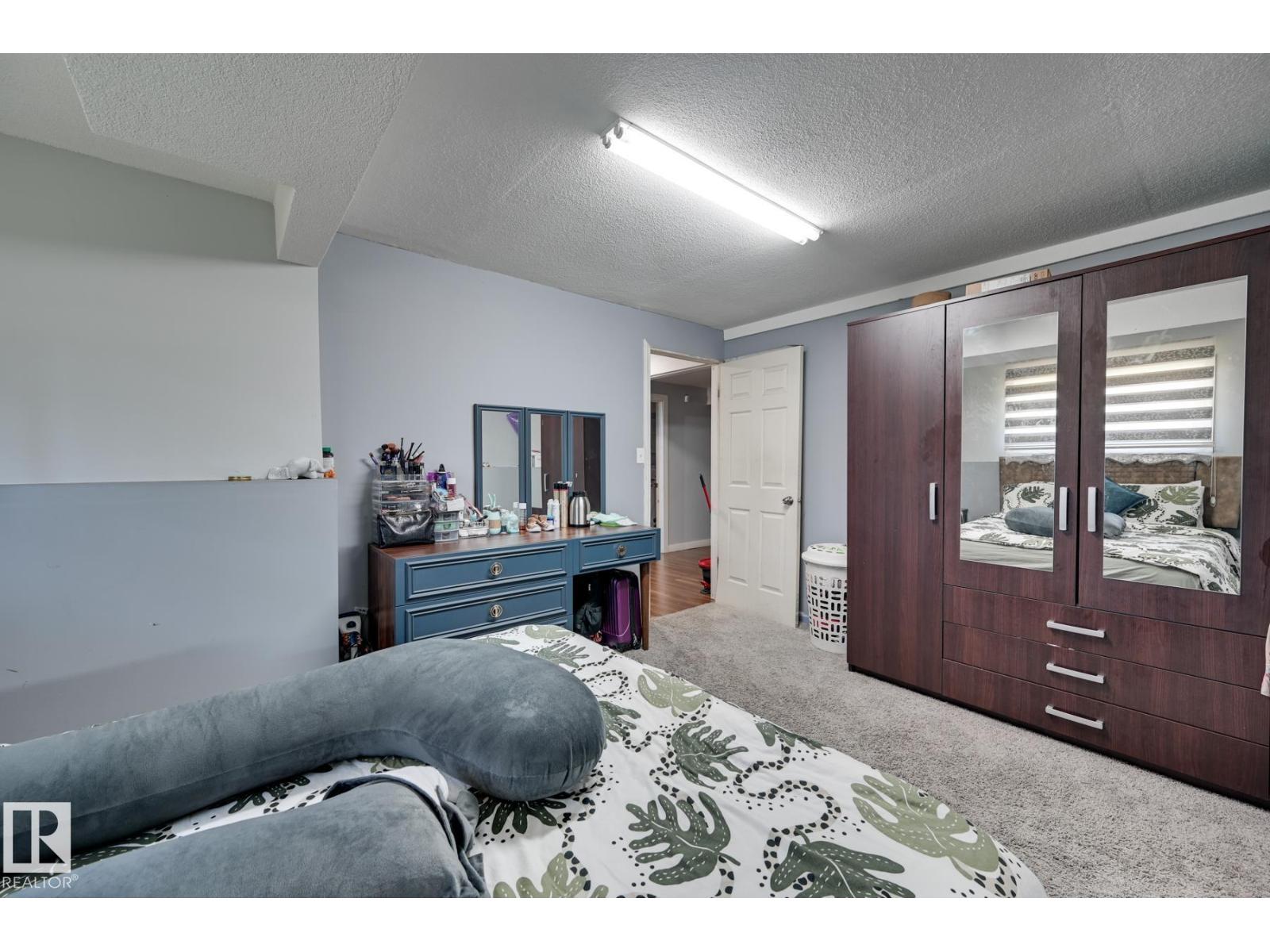 4628 37 AV NW - 25