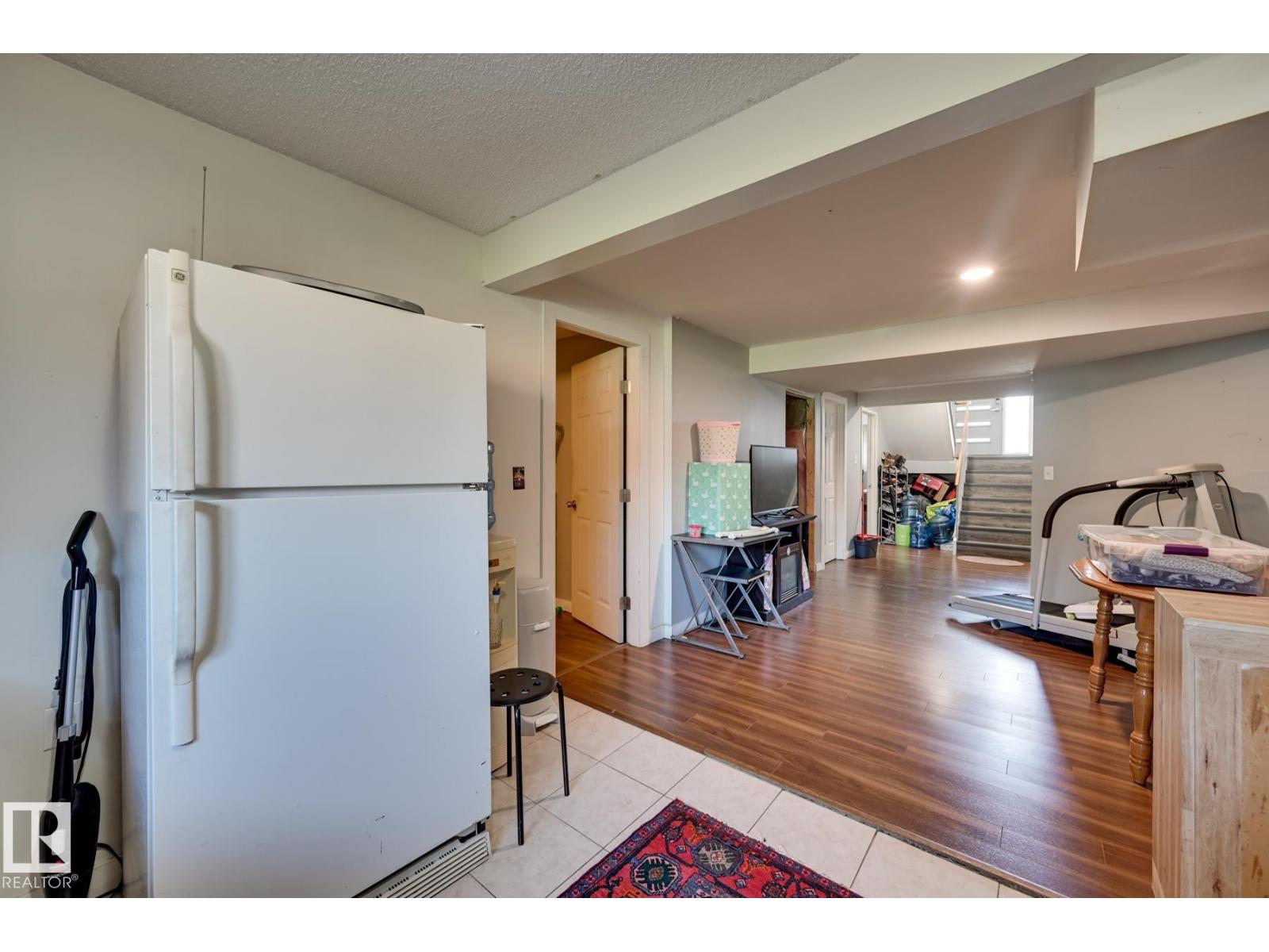 4628 37 AV NW - 27