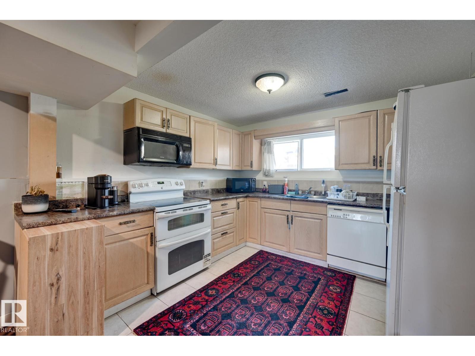 4628 37 AV NW - 28