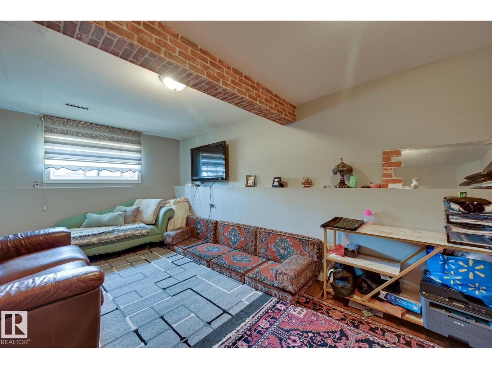 4628 37 AV NW - 29