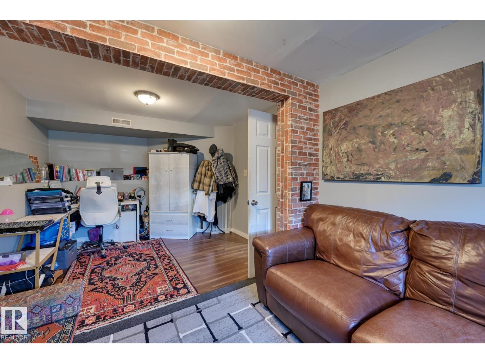 4628 37 AV NW - 30