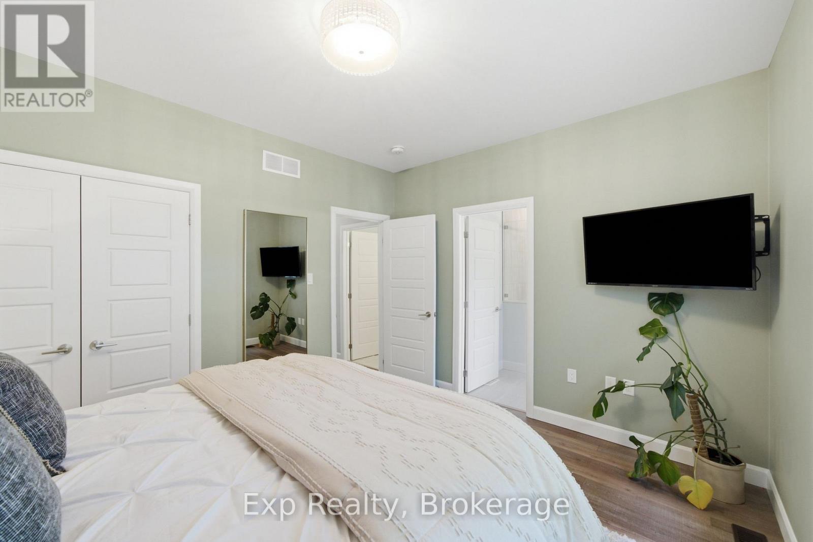 282 JOHN STREET - 14