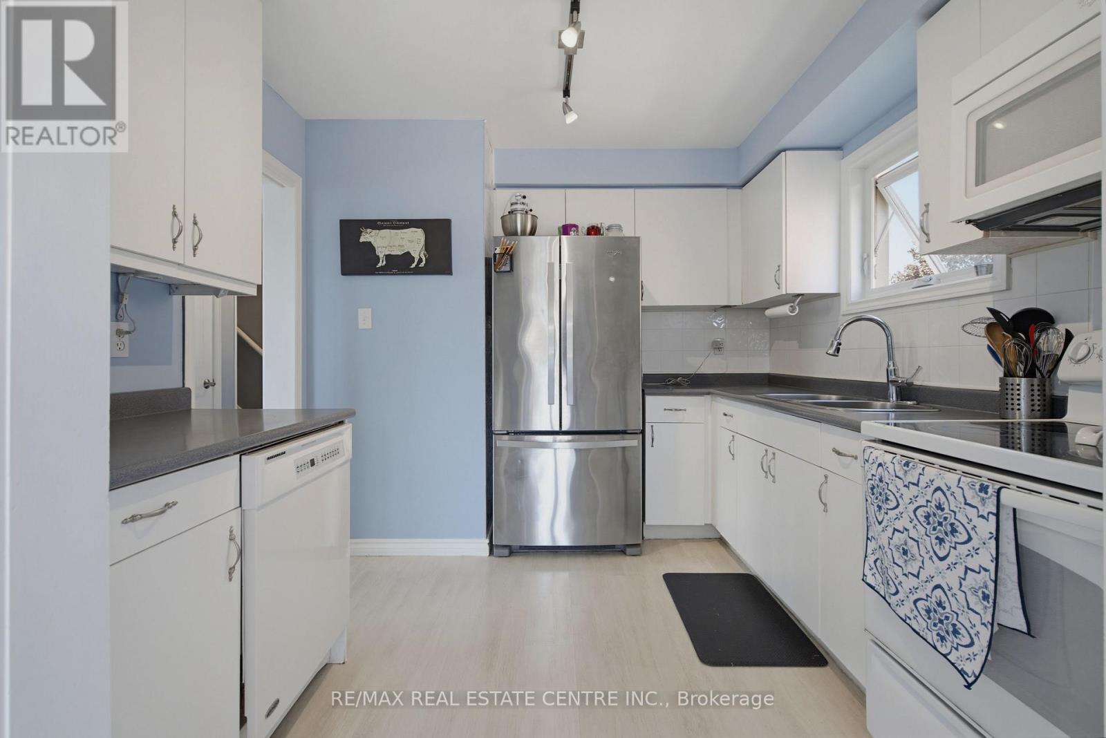 164 COURTNEY CRESCENT - 11