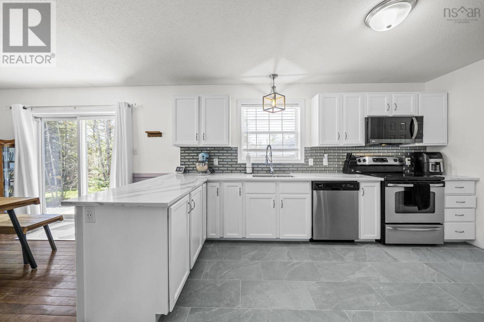 3340 Sackville Drive - 10