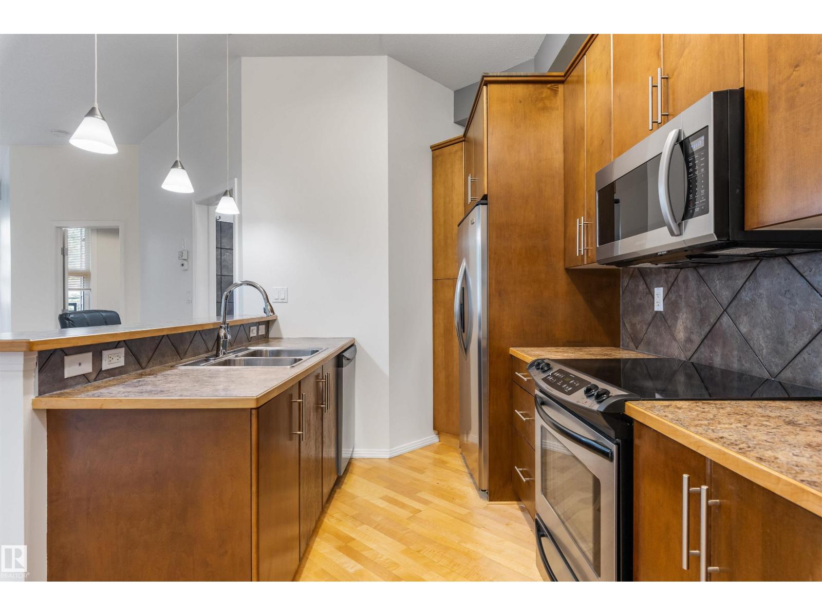 #105 10531 117 ST NW - 6