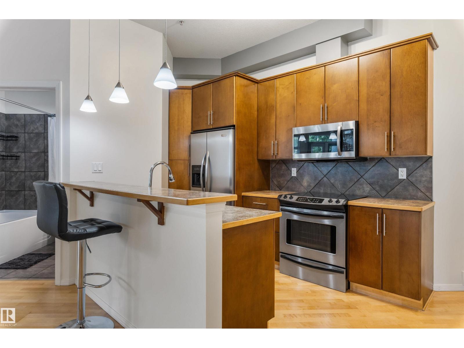 #105 10531 117 ST NW - 8