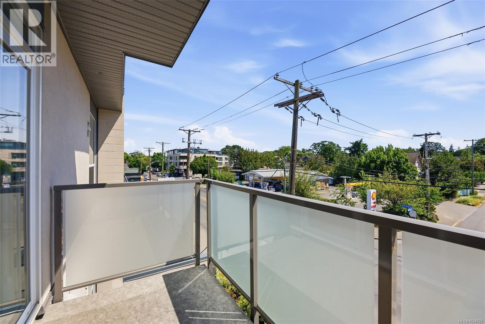 #303 1515 Redfern St - 18