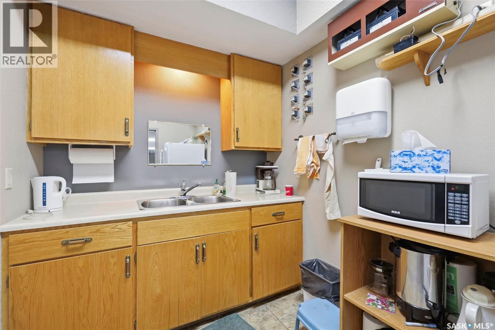 #104 3120 Louise STREET - 32