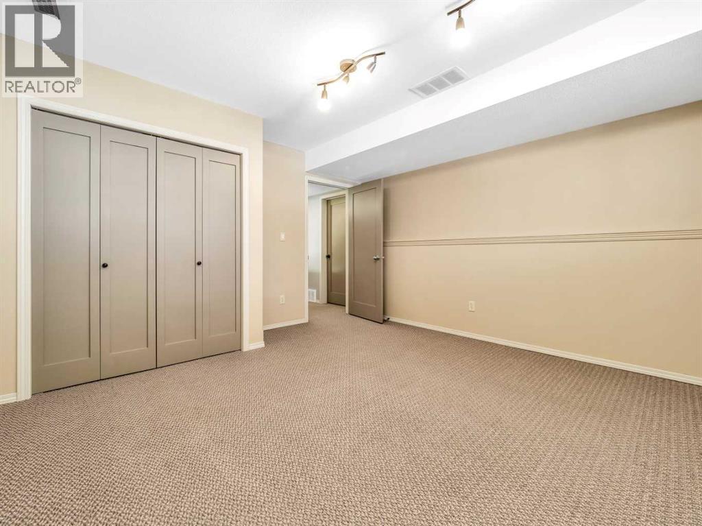881 Kettles Street — photo 32