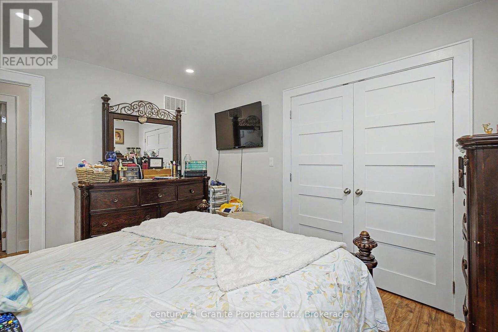 64 LOUCKS ROAD - 33