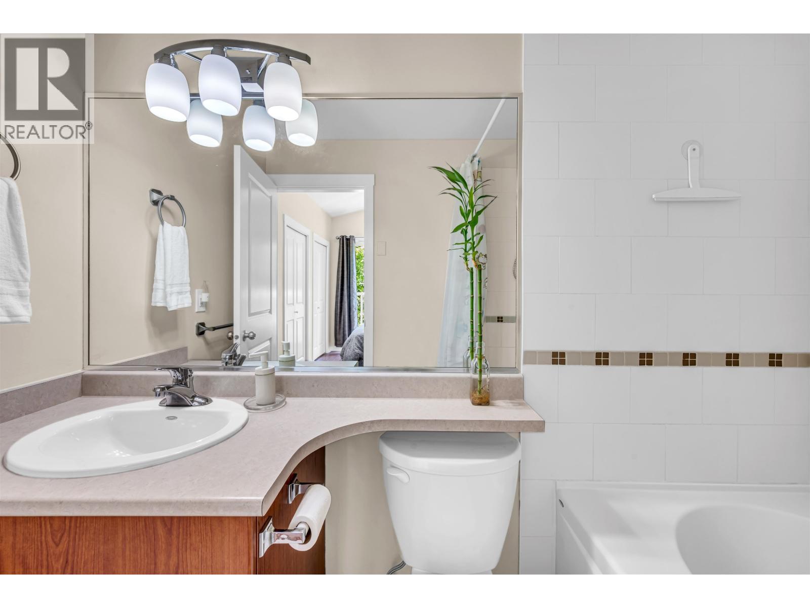 8 7136 18TH AVENUE, Burnaby