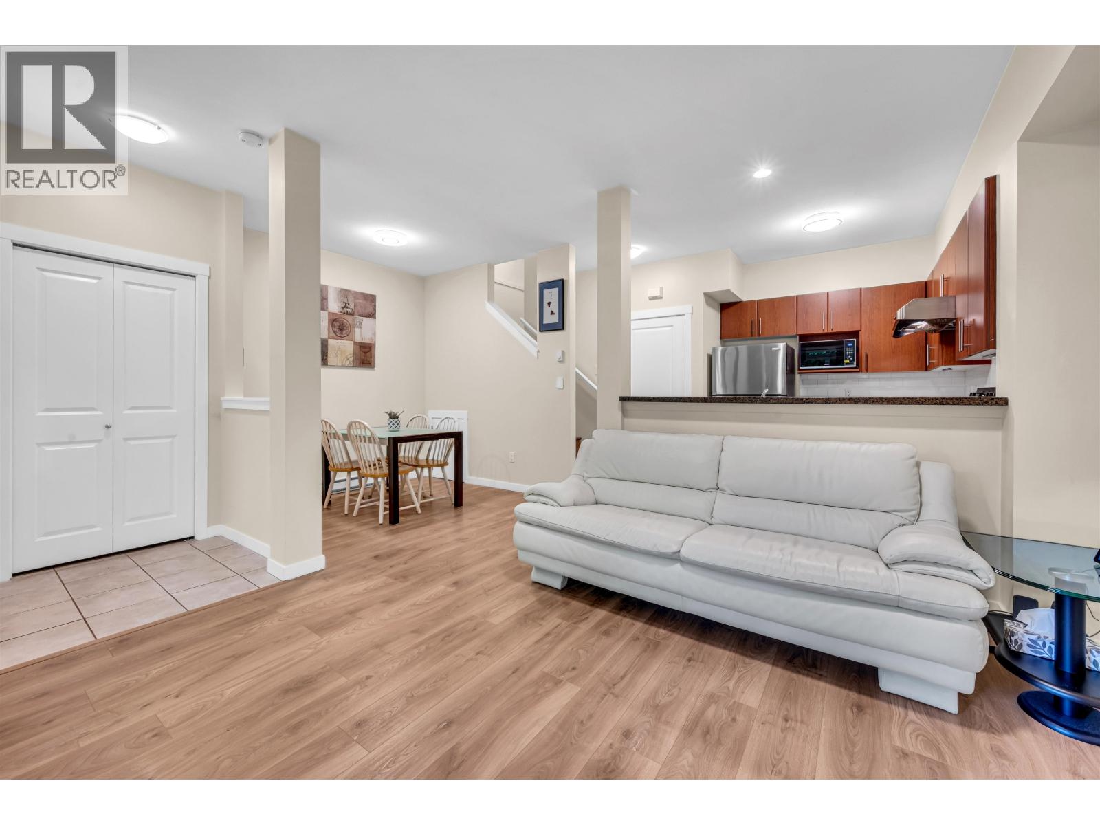 8 7136 18TH AVENUE, Burnaby