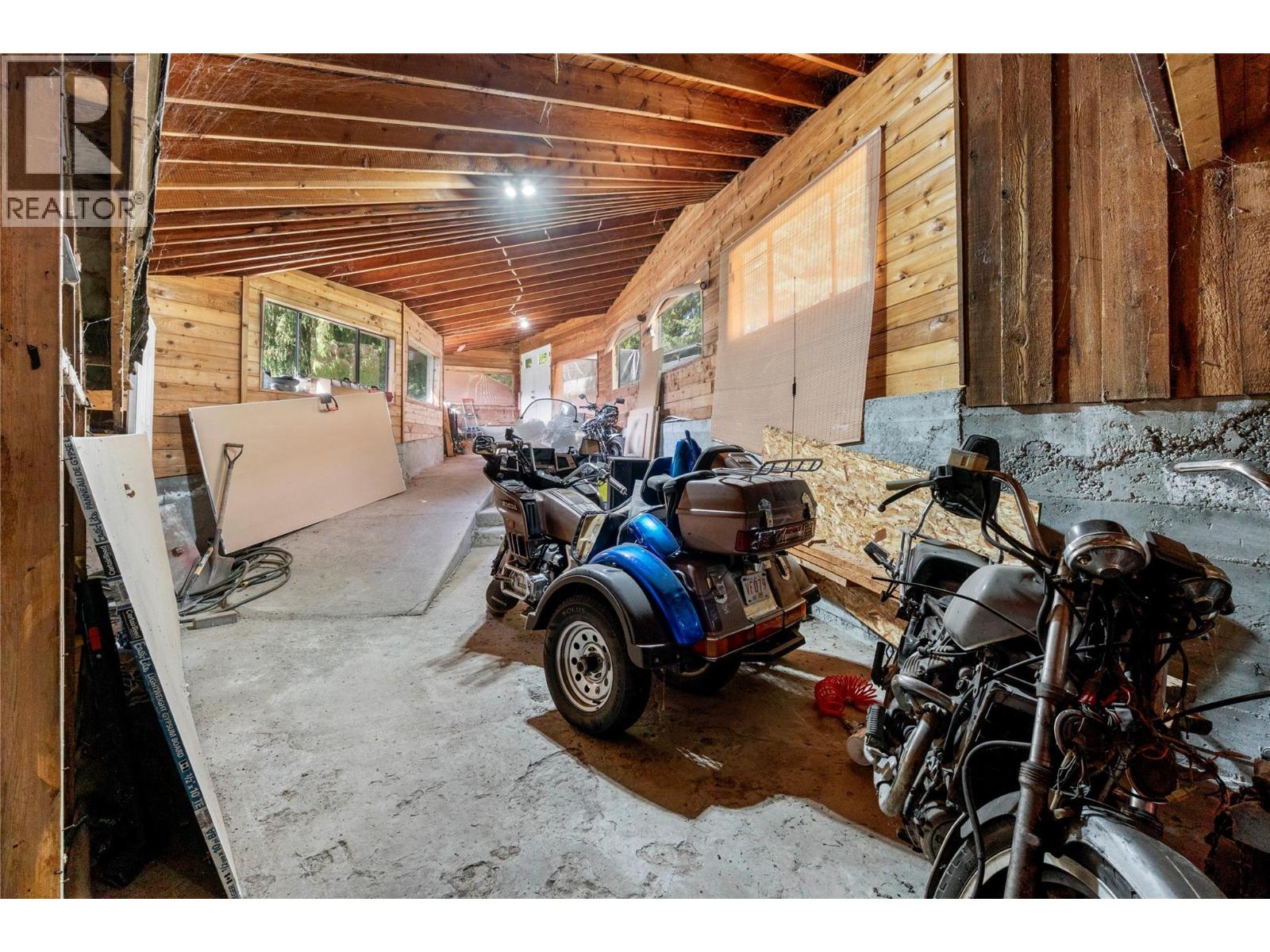 8749 Squilax-Anglemont Road - 25