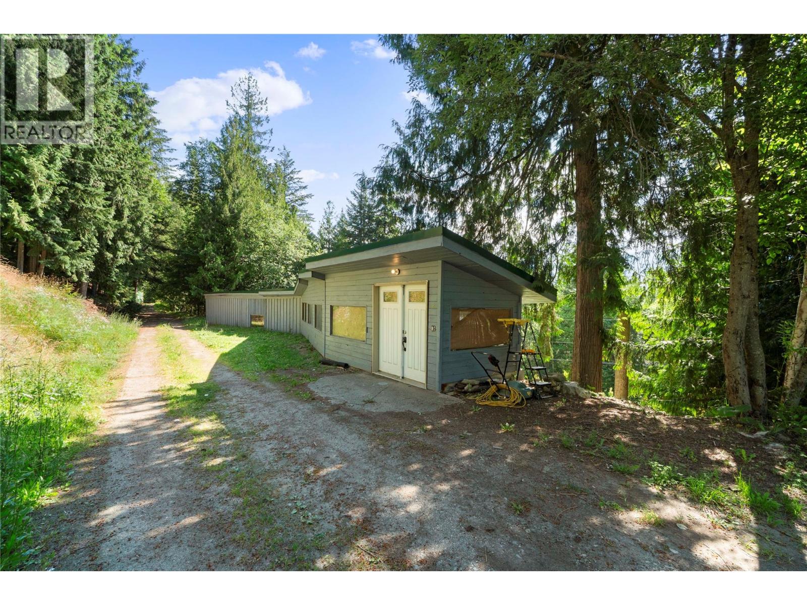 8749 Squilax-Anglemont Road - 29