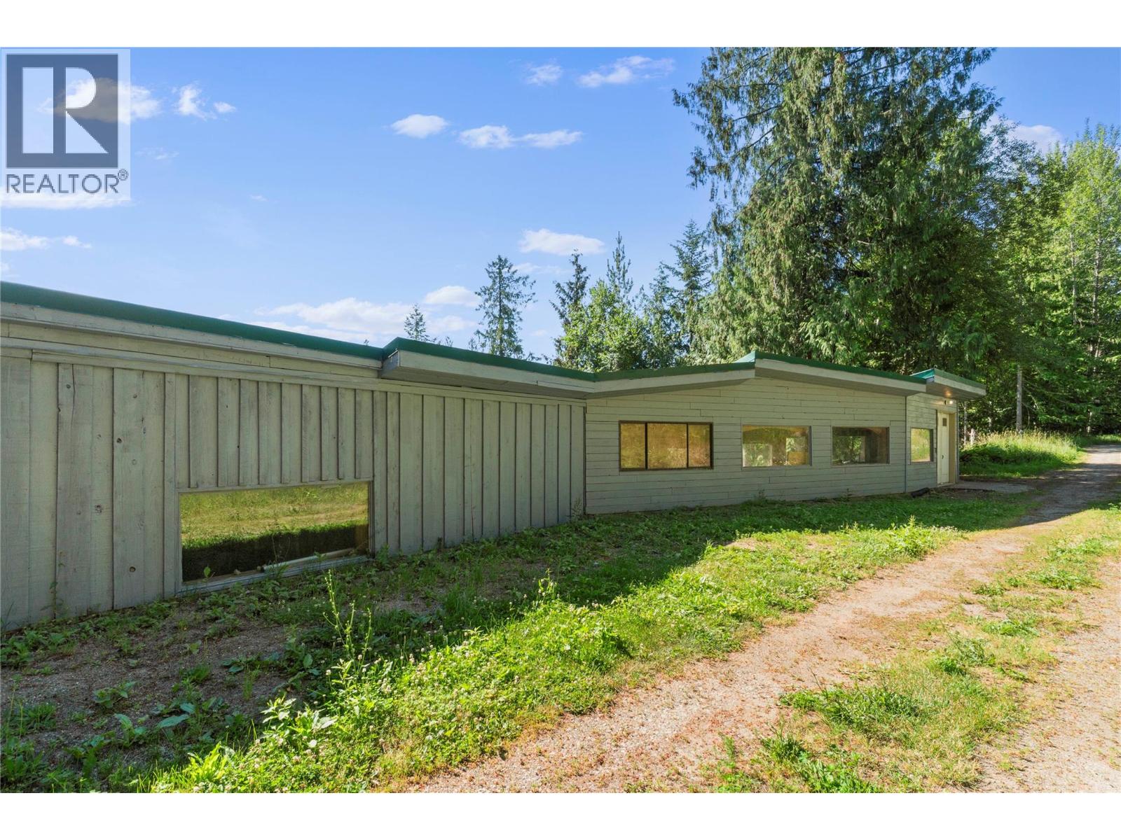 8749 Squilax-Anglemont Road - 31