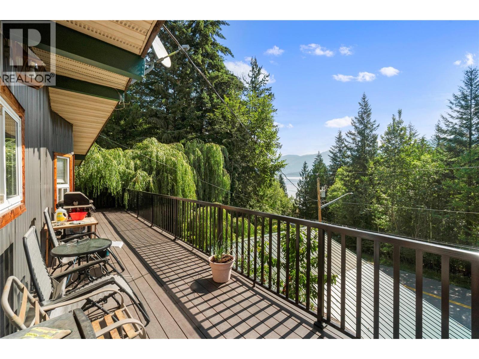 8749 Squilax-Anglemont Road - 32