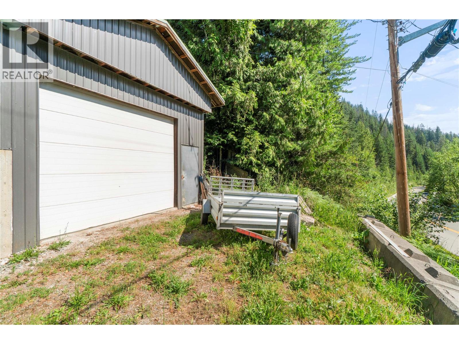 8749 Squilax-Anglemont Road - 35