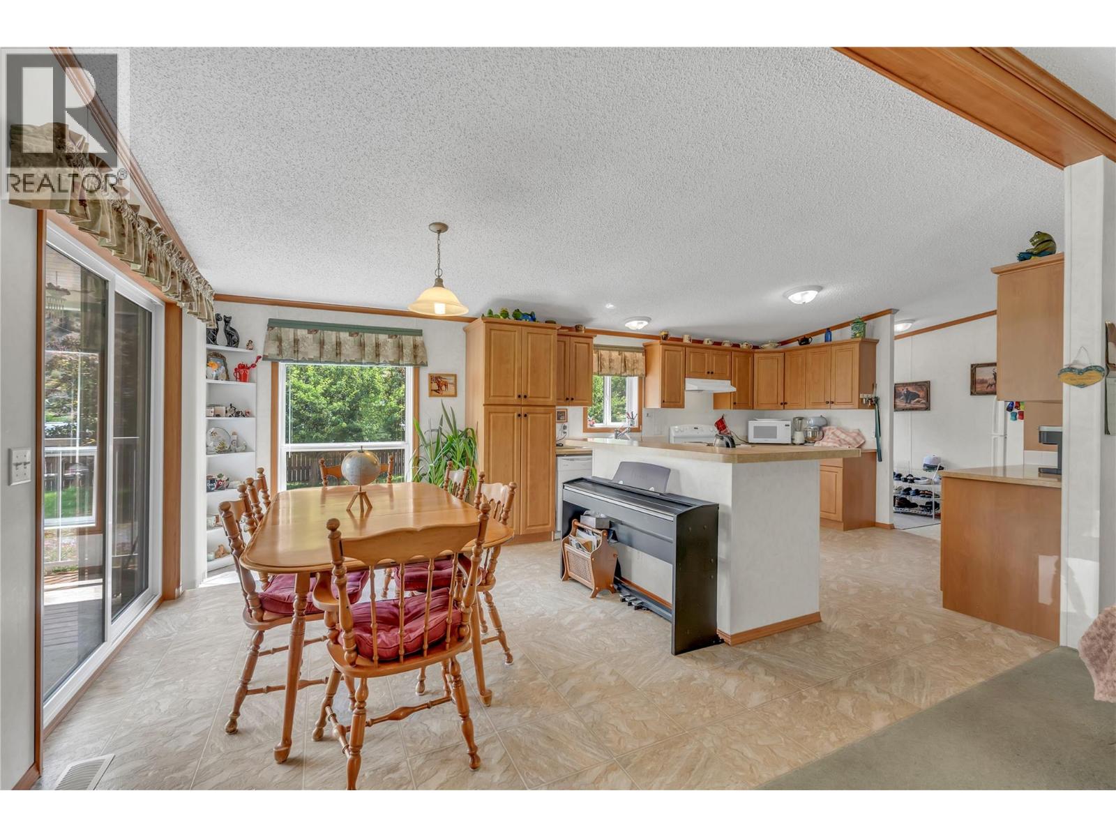 1526 Main Street N - 11