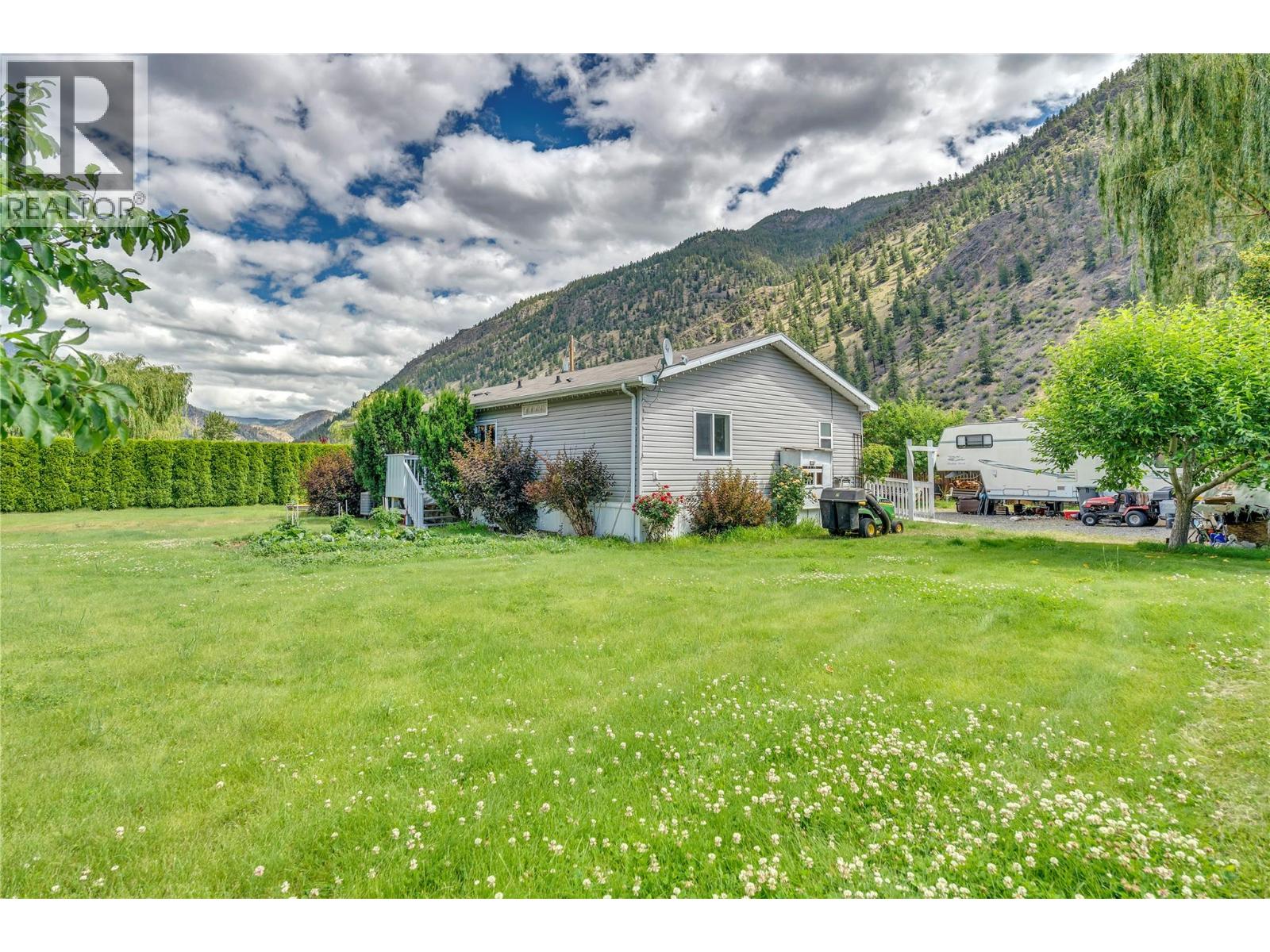 1526 Main Street N - 33