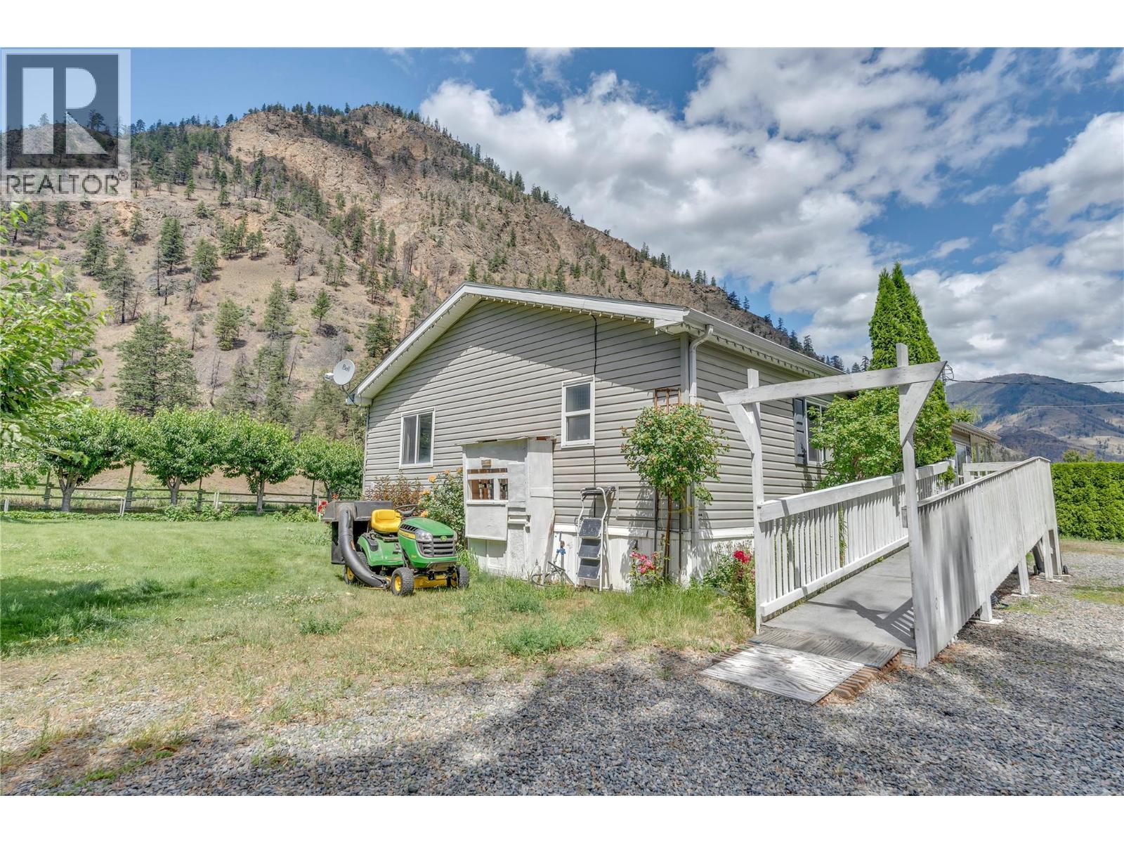 1526 Main Street N - 48