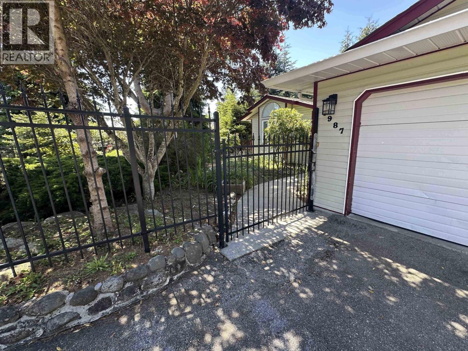 4987 LAUREL AVENUE, Sechelt — photo 2
