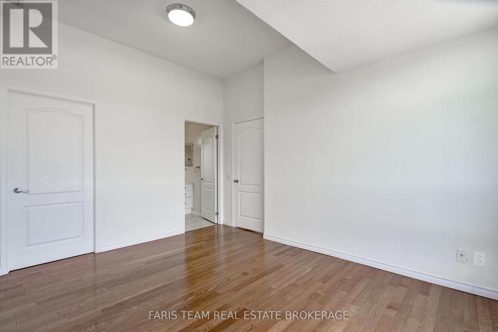 #82 74 ROSS STREET - 17