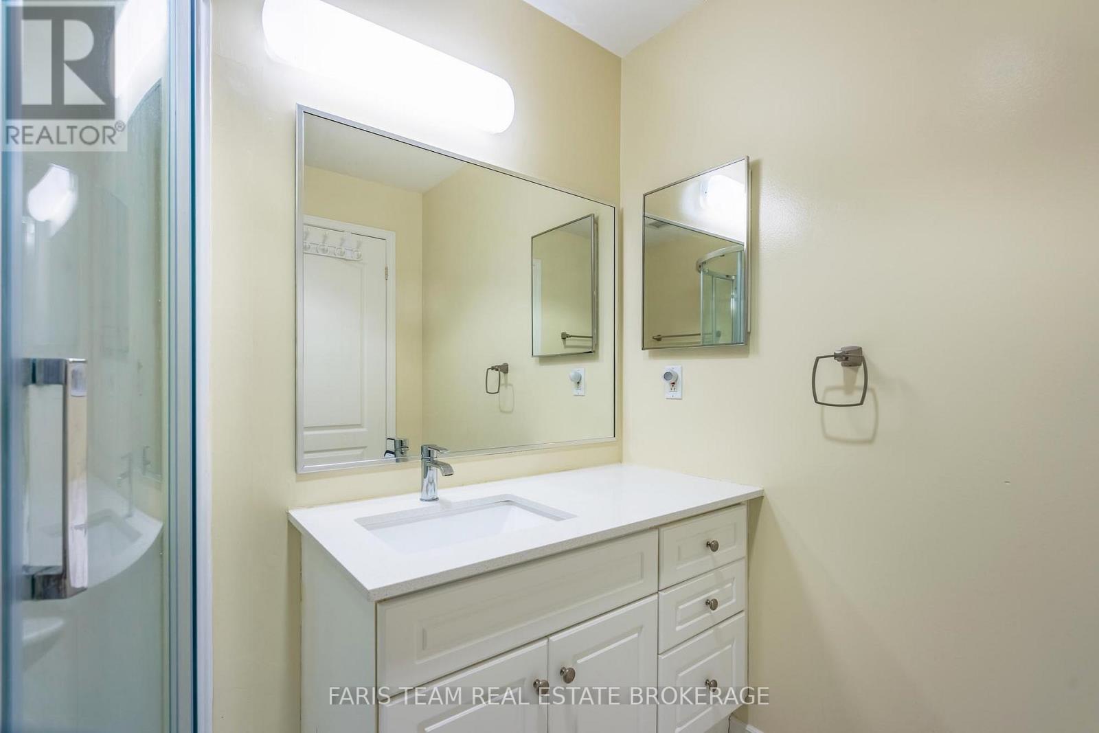 #82 74 ROSS STREET - 18